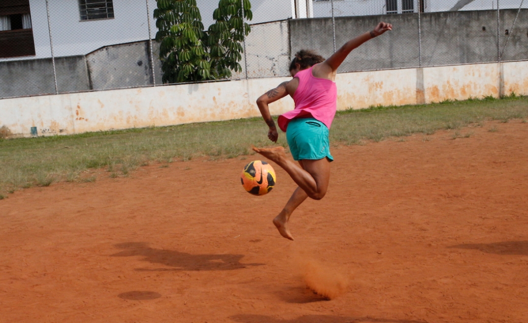 Christiane, Spielerin der brasilianischen Fußballnationalmannschaft beim Ballspiel auf Sand im Ibirapuera Park in São Paulo, Foto: Daniel Kfouri